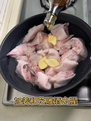 红烧猪蹄，软糯 Q弹，室友三碗饭的做法 步骤1