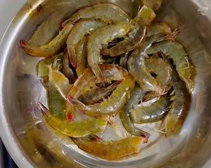 干锅鸡翅虾的做法 步骤2