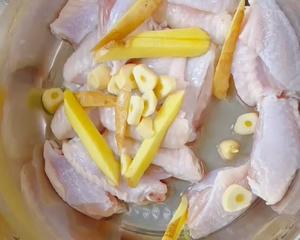 干锅鸡翅虾的做法 步骤4