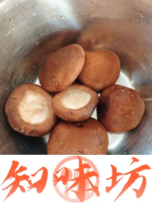 100道家常菜之香菇油菜的做法 步骤2