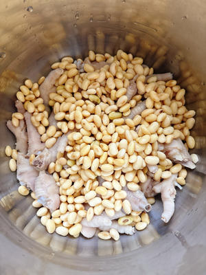 软糯又好吃的黄豆焖鸡爪的做法 步骤3