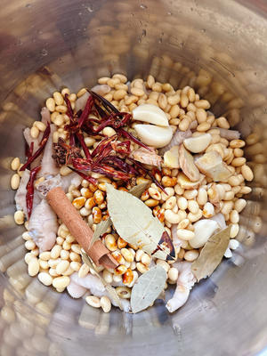 软糯又好吃的黄豆焖鸡爪的做法 步骤4