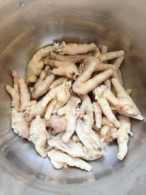 软糯又好吃的黄豆焖鸡爪的做法 步骤2