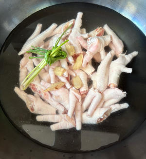 软糯又好吃的黄豆焖鸡爪的做法 步骤1