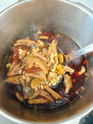 软糯又好吃的黄豆焖鸡爪的做法 步骤6