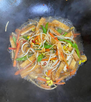 黄豆芽炒油豆腐干的做法 步骤8