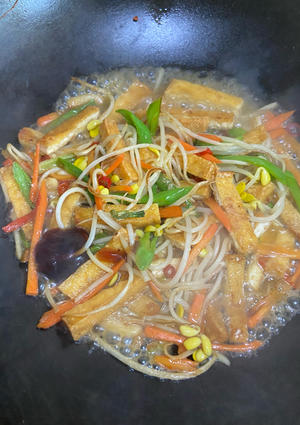 黄豆芽炒油豆腐干的做法 步骤9