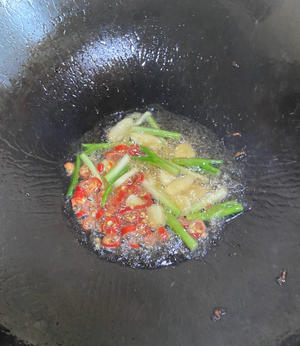 黄豆芽炒油豆腐干的做法 步骤3