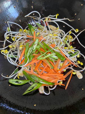 黄豆芽炒油豆腐干的做法 步骤5