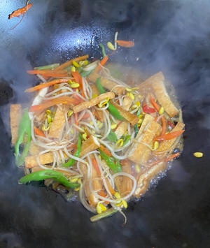 黄豆芽炒油豆腐干的做法 步骤10