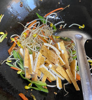 黄豆芽炒油豆腐干的做法 步骤6