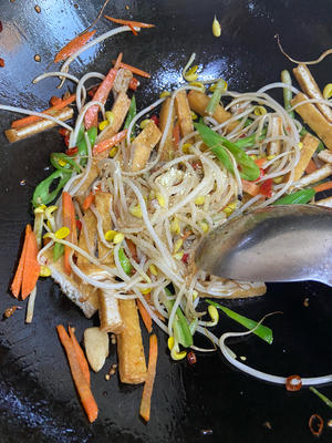 黄豆芽炒油豆腐干的做法 步骤7