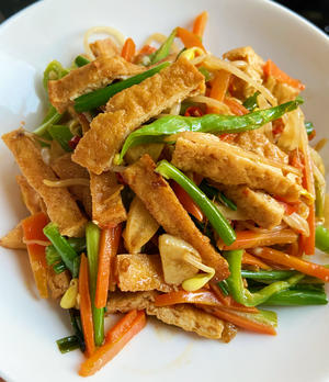 黄豆芽炒油豆腐干的做法 步骤12