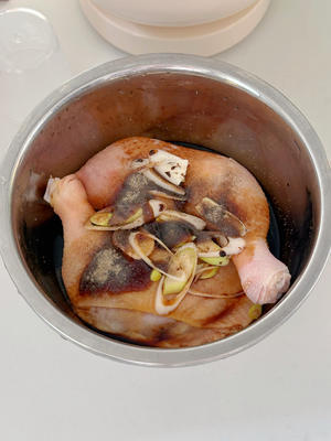 电饭煲版葱油焖鸡，年夜饭家常菜，无水无油爽嫩多汁，15分钟上桌简单快手菜的做法 步骤2