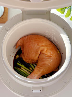 电饭煲版葱油焖鸡，年夜饭家常菜，无水无油爽嫩多汁，15分钟上桌简单快手菜的做法 步骤4