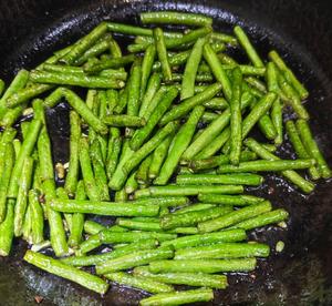 【土豆炒豆角】🌱救命！这盘素菜居然会光合作用？！的做法 步骤2