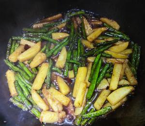 【土豆炒豆角】🌱救命！这盘素菜居然会光合作用？！的做法 步骤3