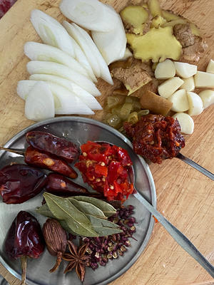 超级下饭菜苦瓜烧鸭的做法 步骤1