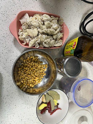 🌟【黄豆烧肥肠｜软糯入味！连干三碗饭的神仙下饭菜】🌟的做法 步骤1