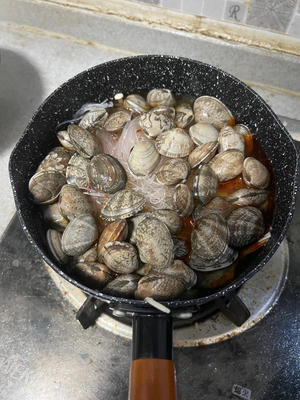 家常版花甲粉丝煲的做法 步骤5