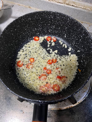 家常版花甲粉丝煲的做法 步骤3