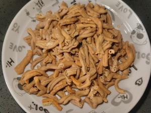 荤菜：辣椒炒鸭肠（下饭）的做法 步骤1