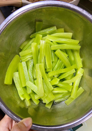 黑椒牛柳炒青笋，低脂爽口简单下饭，新派健康美味家常菜，优质蛋白与维生素完美组合的做法 步骤1