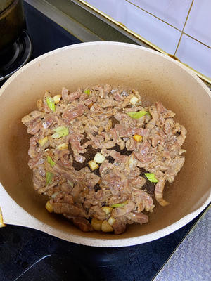 黑椒牛柳炒青笋，低脂爽口简单下饭，新派健康美味家常菜，优质蛋白与维生素完美组合的做法 步骤2