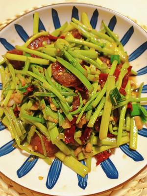 野芹菜炒麻辣腊肠Ｉ春日限定菜香辣下饭巨好吃的做法 步骤5