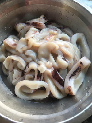 家常菜༄「青椒🫑炒鱿鱼🦑」༄的做法 步骤1