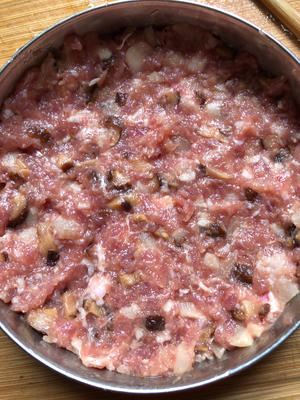家常菜：香菇马蹄蒸肉饼的做法 步骤2