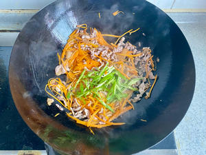 超简单的‼️胡萝卜丝炒肉｜家常好菜的做法 步骤5