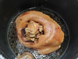 [家常菜]肥而不腻，瘦而不柴的卤蹄膀/红烧蹄膀的做法 步骤4