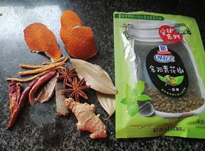 [家常菜]肥而不腻，瘦而不柴的卤蹄膀/红烧蹄膀的做法 步骤2