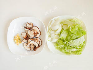 培根香菇大白菜｜简单快手下饭菜的做法 步骤1
