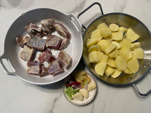 腊排骨炖土豆(云南味道)的做法 步骤1