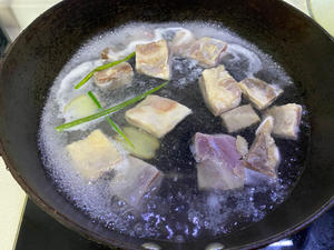 腊排骨炖土豆(云南味道)的做法 步骤2