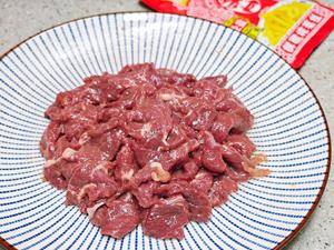 快手菜-榨菜蒸牛肉的做法 步骤2