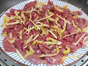 快手菜-榨菜蒸牛肉的做法 步骤3