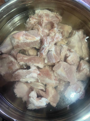 炖排骨汤，加一样家家都有的杂粮，汤清味鲜还降火的做法 步骤2