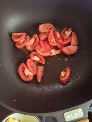 番茄鸡蛋炒腐竹毛豆的做法 步骤3