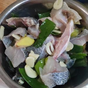 家常菜之水煮鲈鱼的做法 步骤2