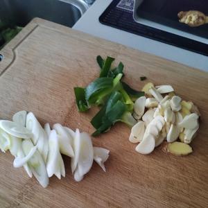 家常菜之水煮鲈鱼的做法 步骤1