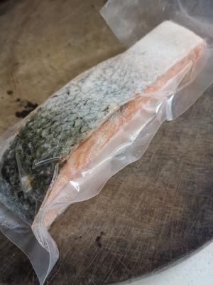 空气炸锅软嫩山姆店冰冻三文鱼的做法 步骤1