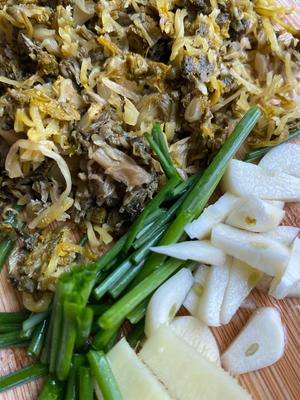 家常小炒 雪菜炒蛏子 鲜掉眉毛的家常美味 快手菜海鲜家常做法的做法 步骤1