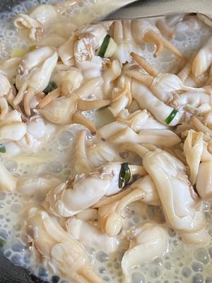 家常小炒 雪菜炒蛏子 鲜掉眉毛的家常美味 快手菜海鲜家常做法的做法 步骤3