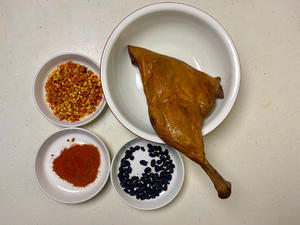 餐馆做法豆豉辣椒蒸腊鸭｜家常好菜的做法 步骤2