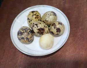 儿童创意餐：卡通企鹅鹌鹑蛋的做法 步骤1