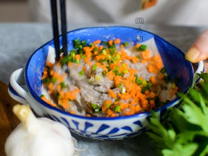 「宴客菜」口蘑酿虾滑🦐｜一口爆汁！太鲜美的做法 步骤2
