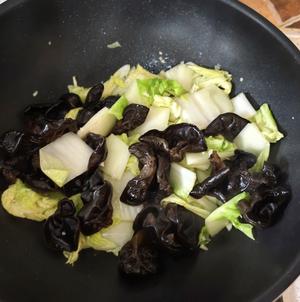 100道家常菜之白菜炒木耳的做法 步骤6